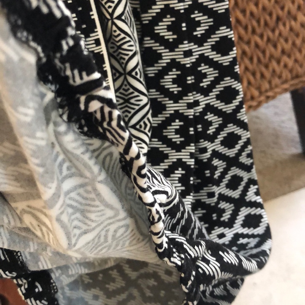 Max Studio summer top. - Picture 3 of 3
